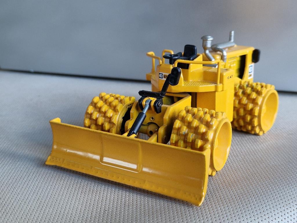 Joal 218 CAT 825-B miniatuur CAT 825B- Compactor Caterpillar, Hobby en Vrije tijd, Modelauto's | 1:50, Gebruikt, Hijskraan, Tractor of Landbouw