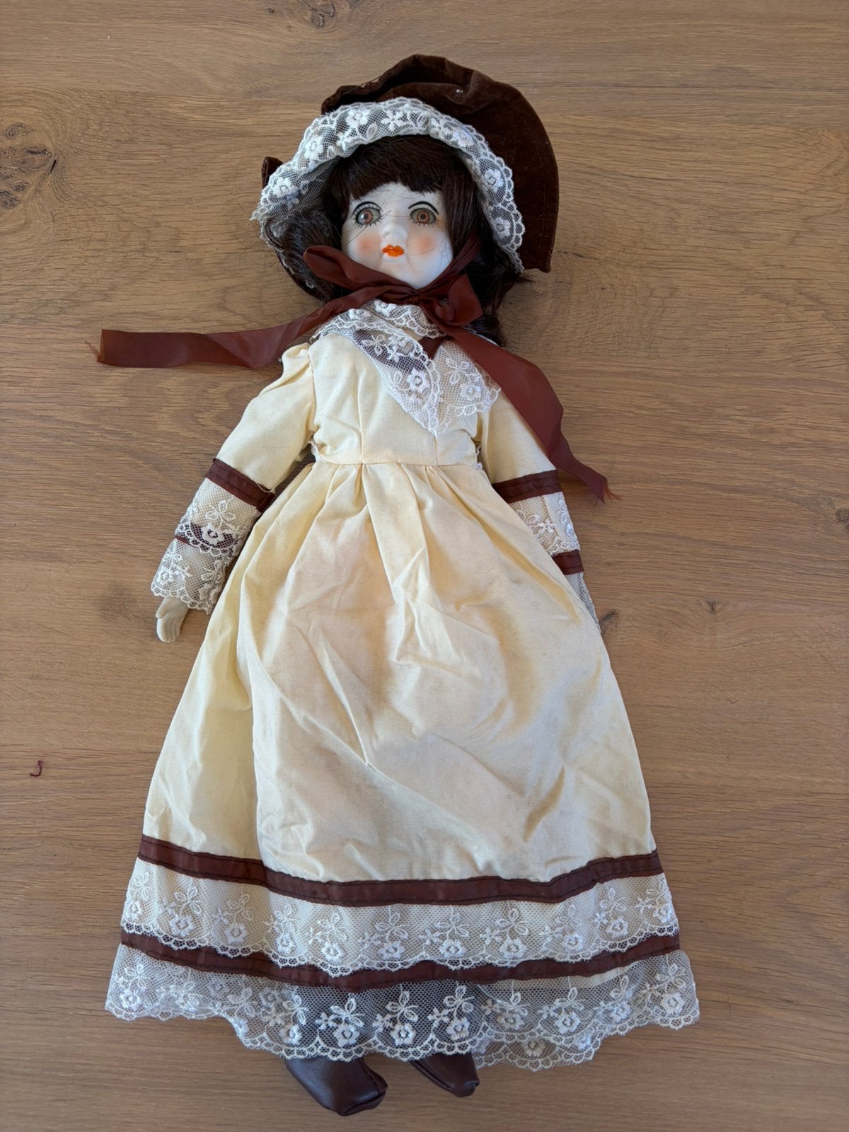 Jolie poupée de collection vintage, tête et mains en porcela, Verzamelen, Poppen, Ophalen of Verzenden, Zo goed als nieuw, Pop