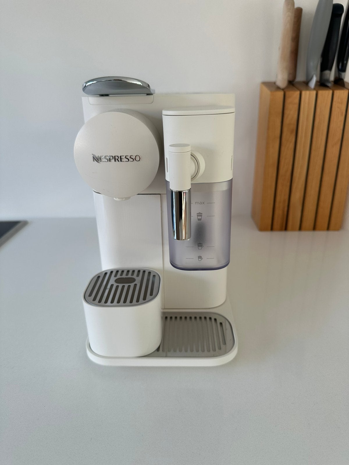De'Longhi Nespresso Koffiemachine Lattissima One White, Ophalen, Zo goed als nieuw, Koffiemachine
