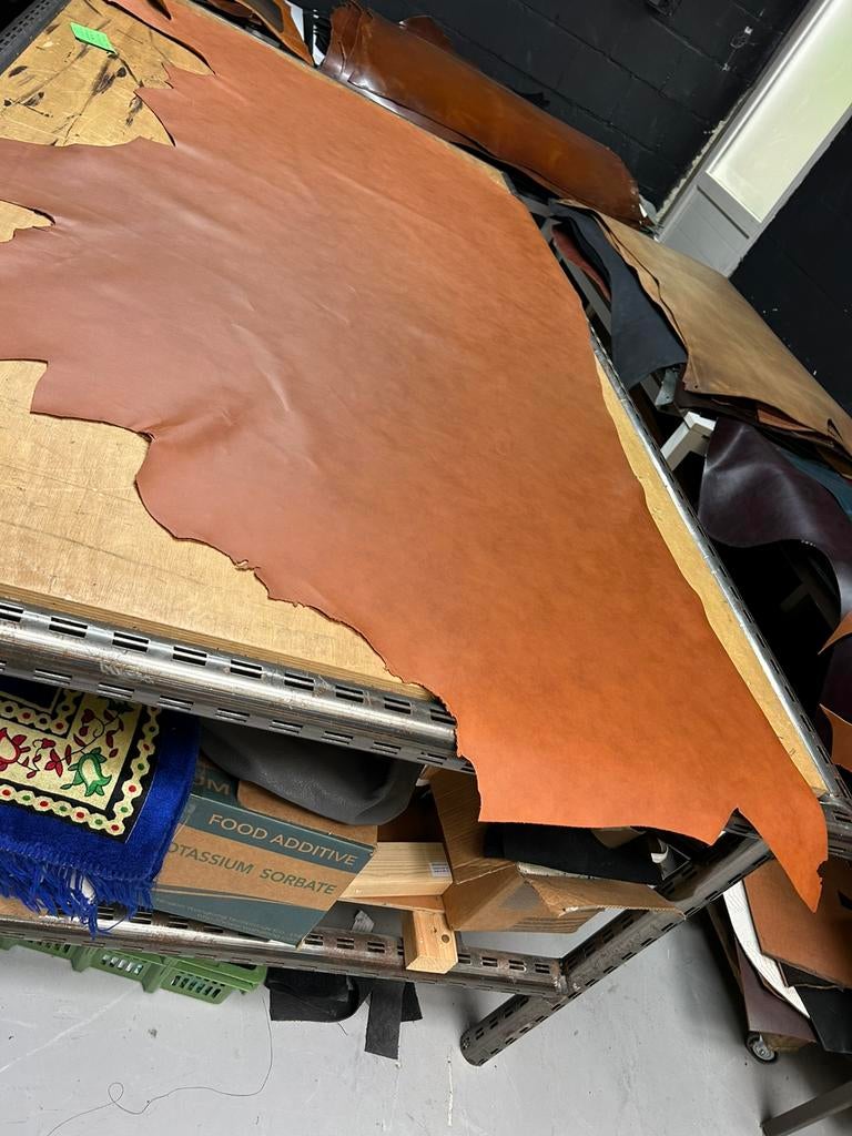 Cognac kleur halve huid 1.3 mm dikte iets stug en glad A-297, Hobby en Vrije tijd, Ophalen of Verzenden, Zo goed als nieuw