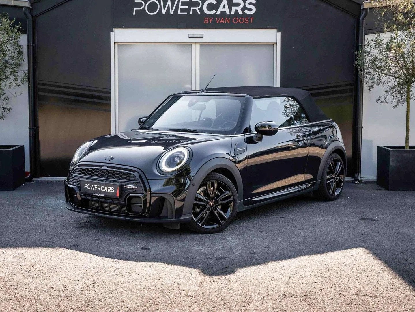 MINI Cabrio Cooper John Cooper Works | Automaat | Full Black, 4 zetels, Gebruikt, 1715 kg, Cabriolet