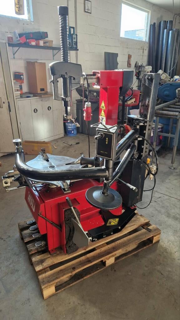 Machine pour montage des pneus