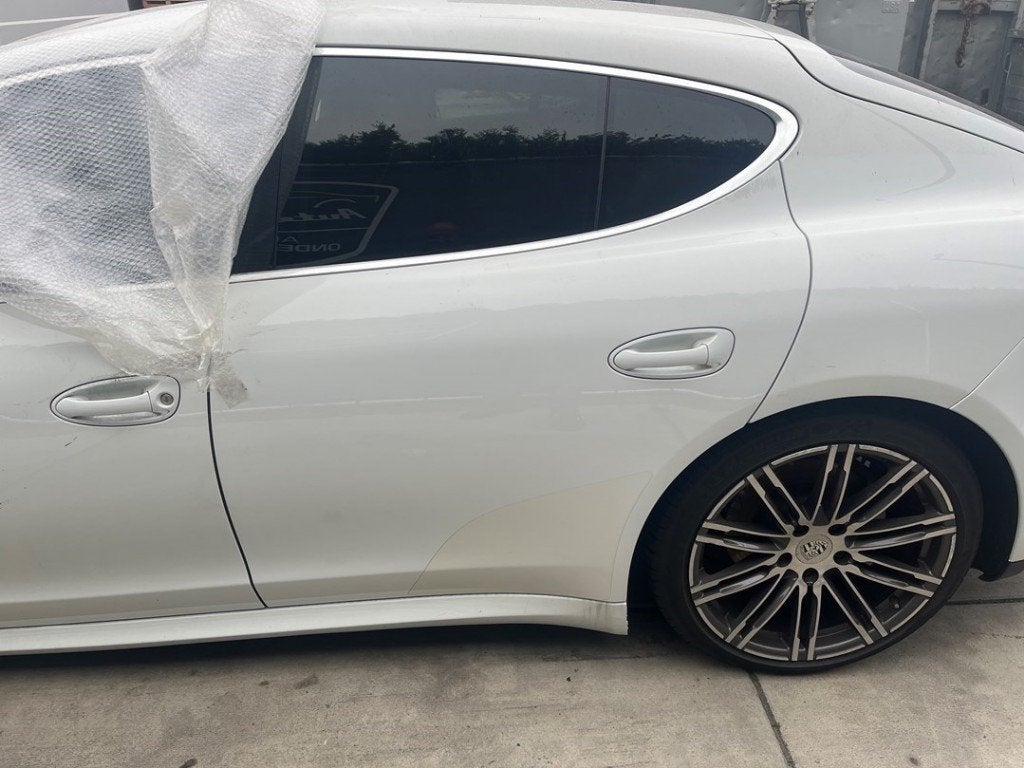 PORTIER LINKS ACHTER Porsche Panamera (970), Gebruikt, Deur, Porsche Deutschland GmbH, Porscheplatz 1
70435  Stuttgart, DE