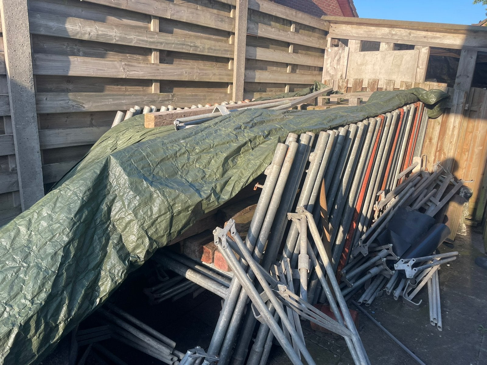 Stelling met kruisijzers en draaipoten, Ophalen, Zo goed als nieuw