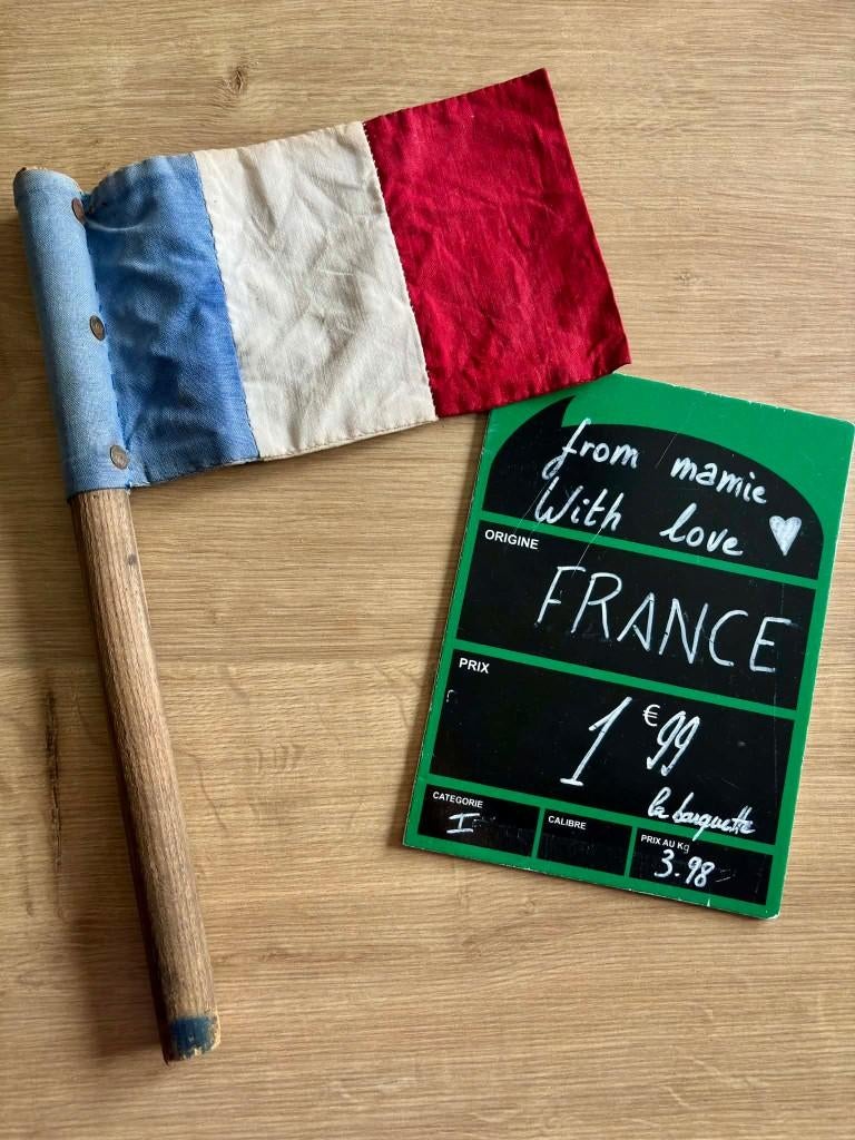 drapeau français vintage en tissu et bois artisanal, Divers, Enlèvement ou Envoi, Utilisé