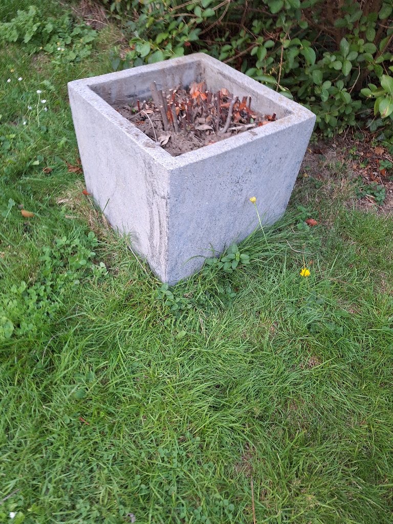 stenen bloempot, Ophalen, Tuin