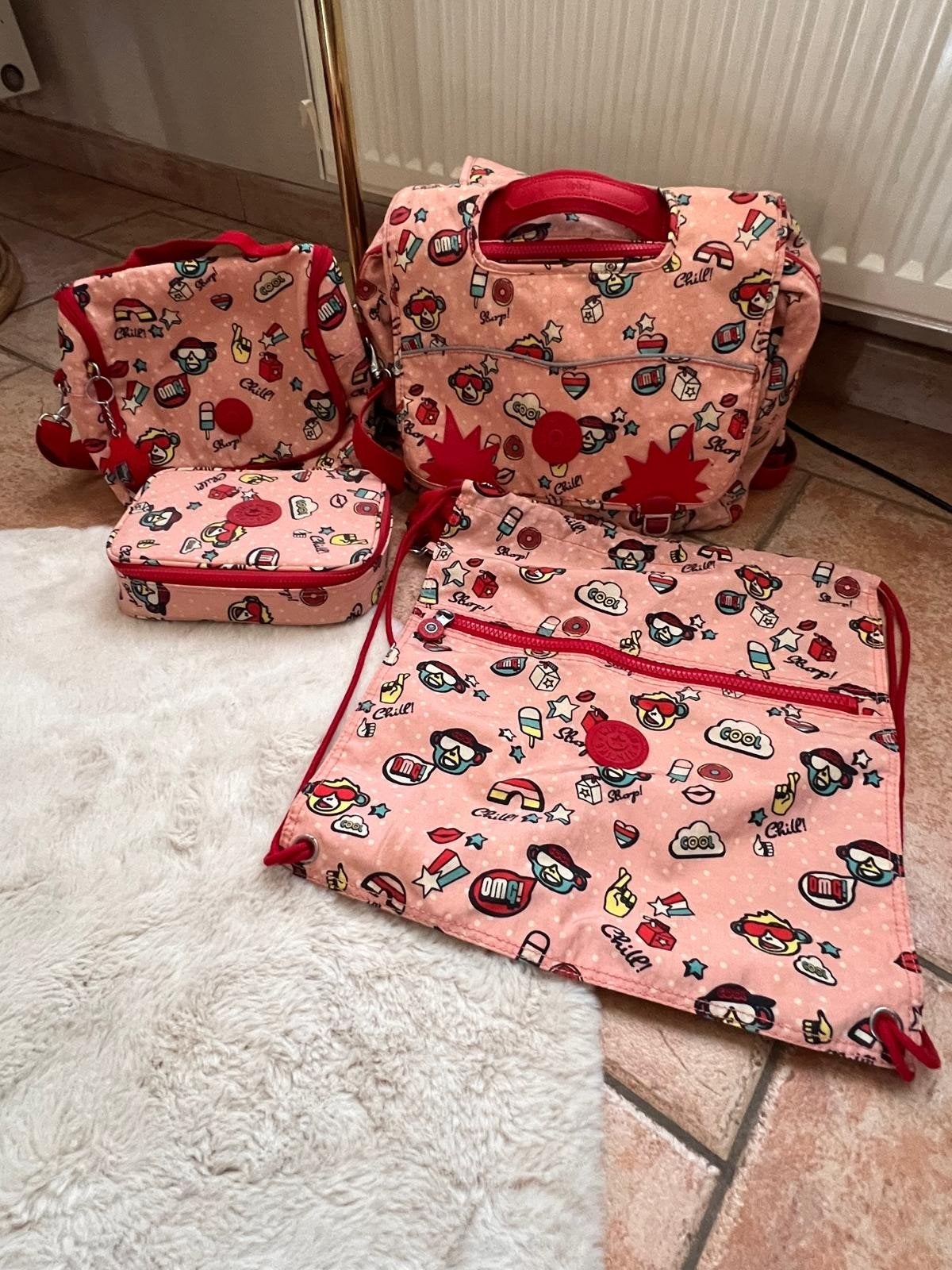 Kipling boekentas en toebehoren, Ophalen