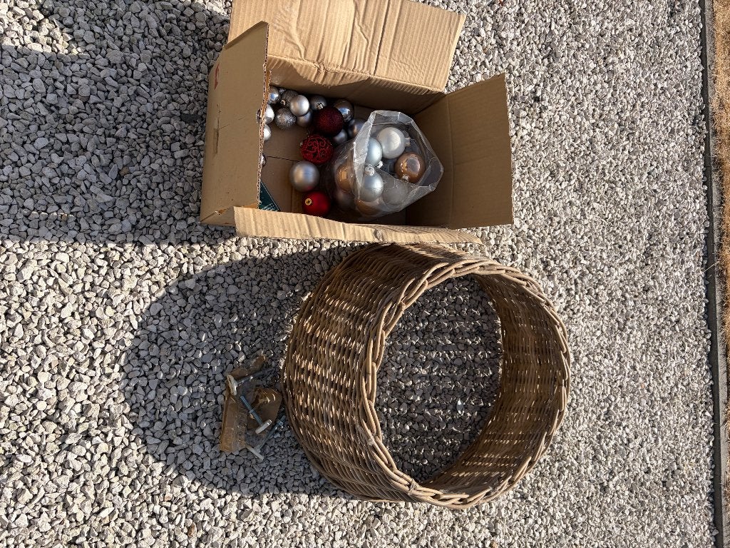 Mand voor kerstboom en kerstballen, Ophalen
