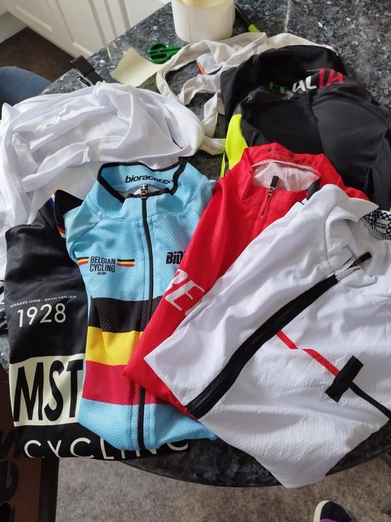 2 fiets broeken en 4 wieler t shirts maat M, Ophalen, M