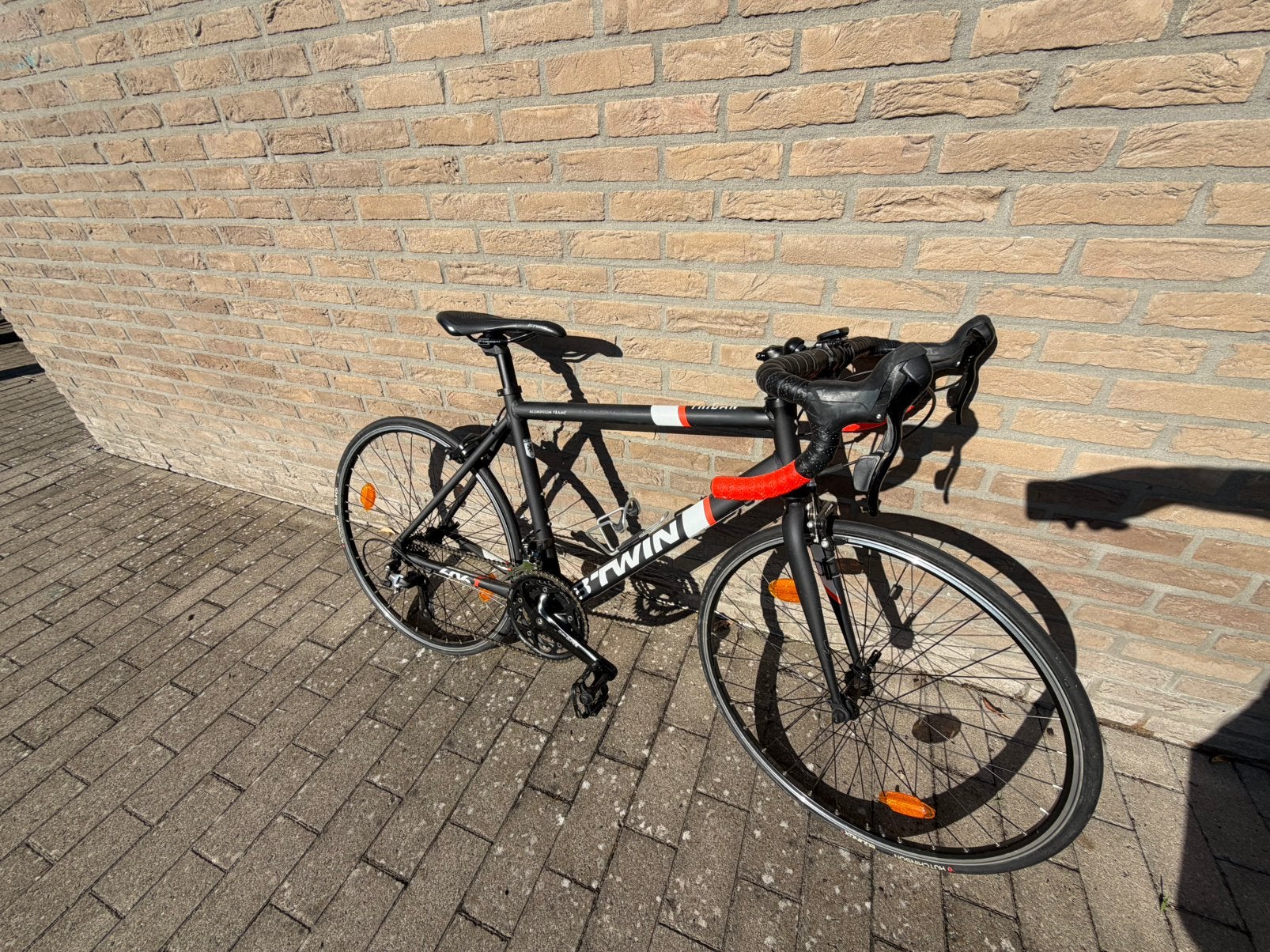 Koersfiets B’twin triban 500, Fietsen en Brommers, Fietsen | Racefietsen, Ophalen, Zo goed als nieuw