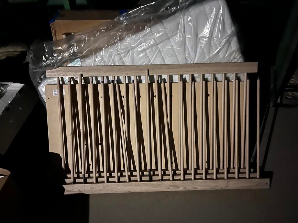 Babybed en kinderbed in 1 en nachtkastje, Huis en Inrichting, Ophalen, Zo goed als nieuw, Matras
