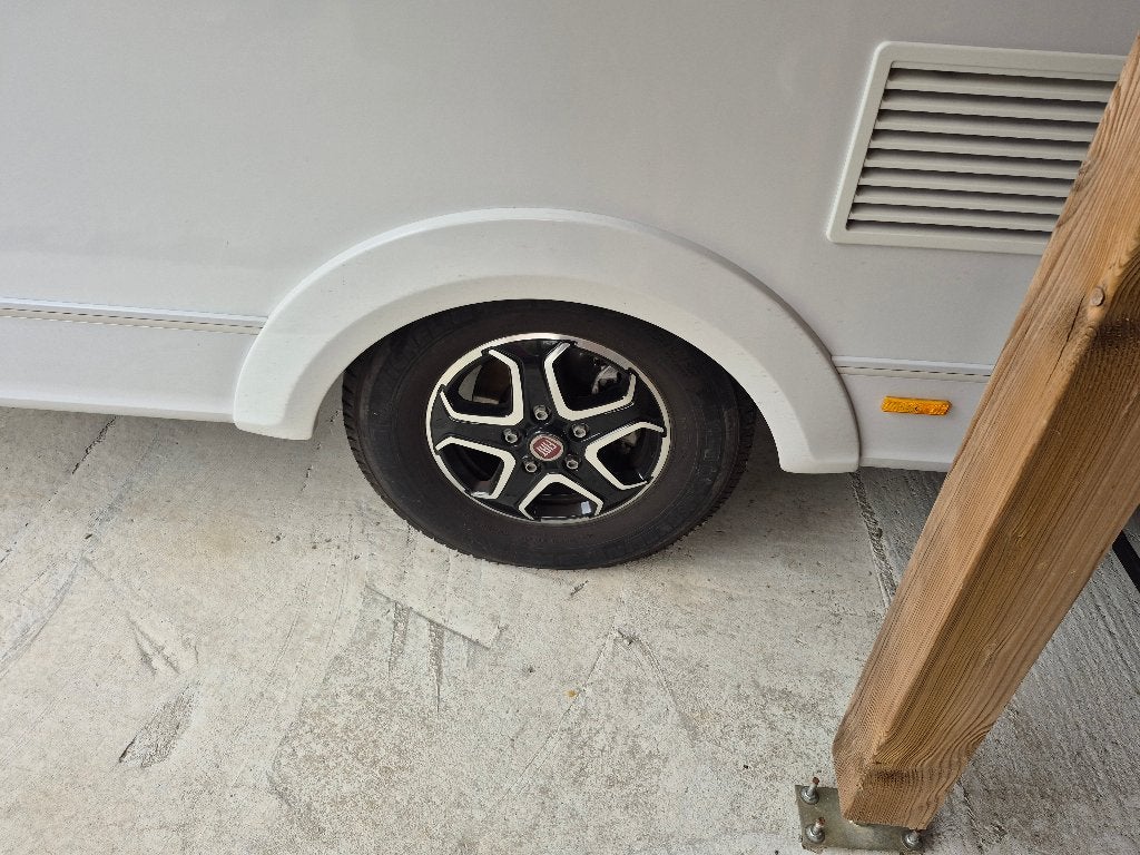 Camper Adria Coral 670 DL plus op Fiat chassis, Jusqu'à 4, 6 à 7 mètres, Siège standard, Toilette à cassette