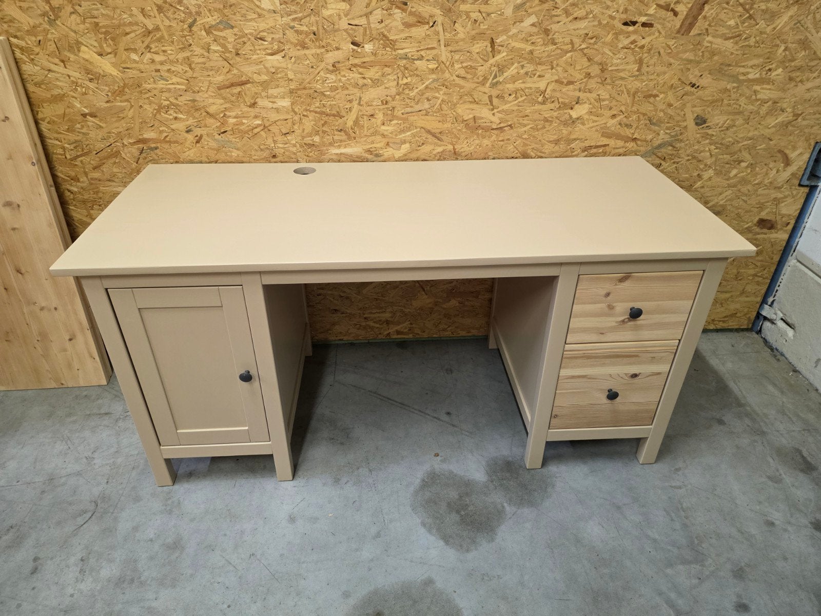 Mooie massief grenen bureau,volledig opgemaakt. zandbruin., Ophalen, Beige, Hout