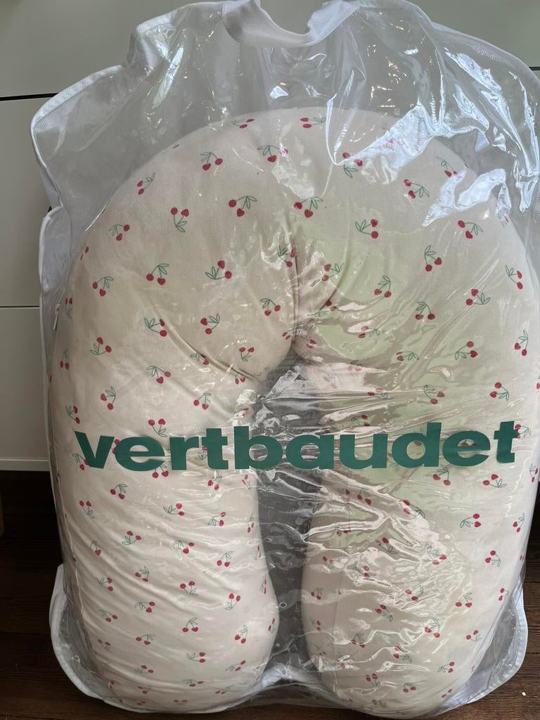 Coussin d’allaitement Vertbaudet + housse cerises – Neuf, Enlèvement, Neuf
