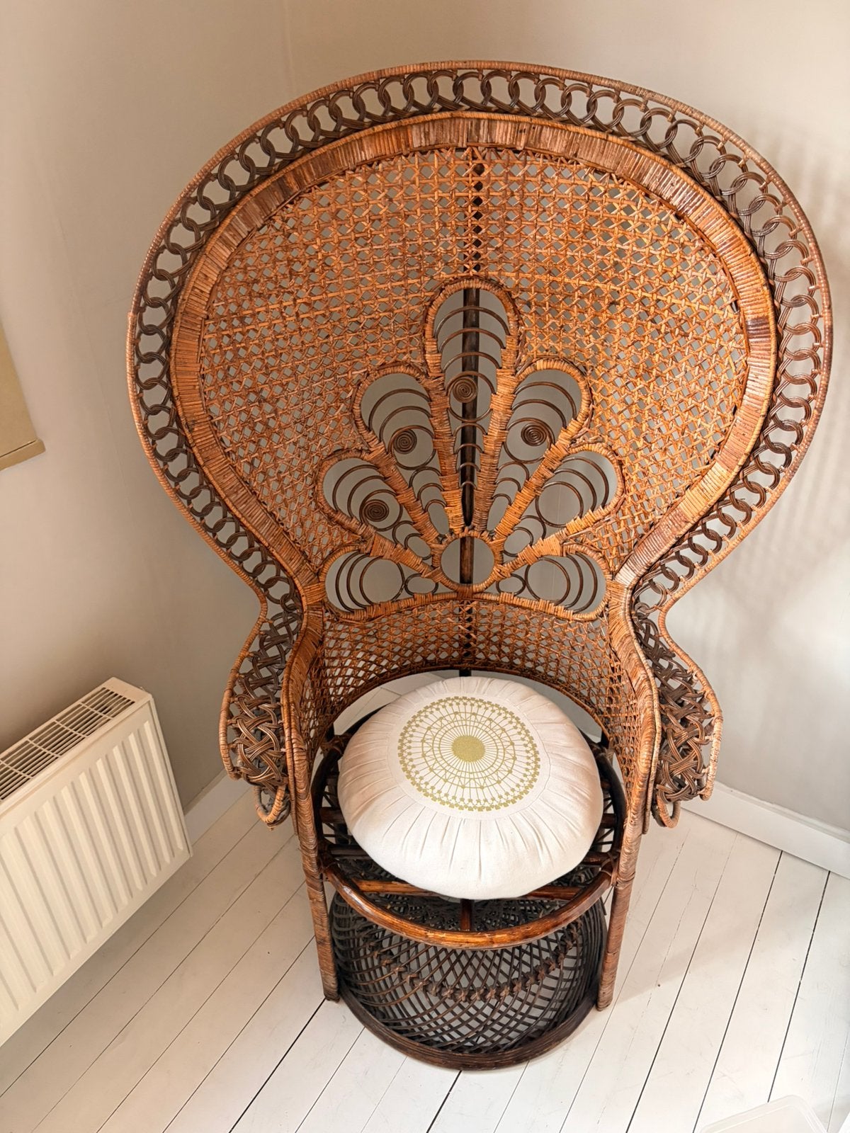 Vintage rotan pauwenstoel – Emmanuelle-stijl, Huis en Inrichting, Ophalen, Zo goed als nieuw, Bruin