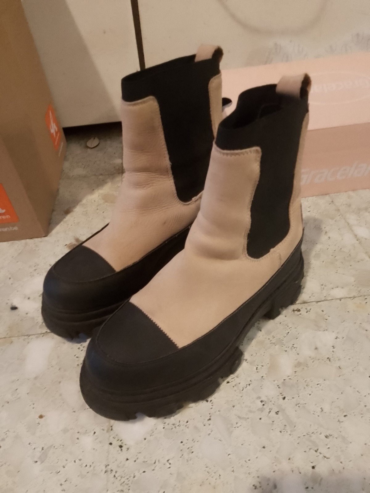 Duffy boots gemaakt uit Portugees leder, Ophalen