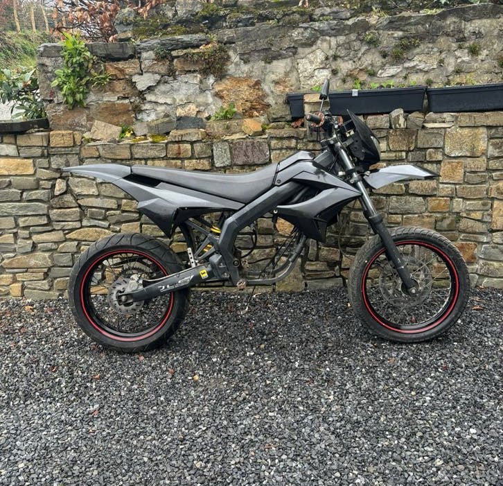 Moto derbi senda 50 euro 3 / sans moteur, Vélos & Vélomoteurs, Enlèvement ou Envoi, Comme neuf