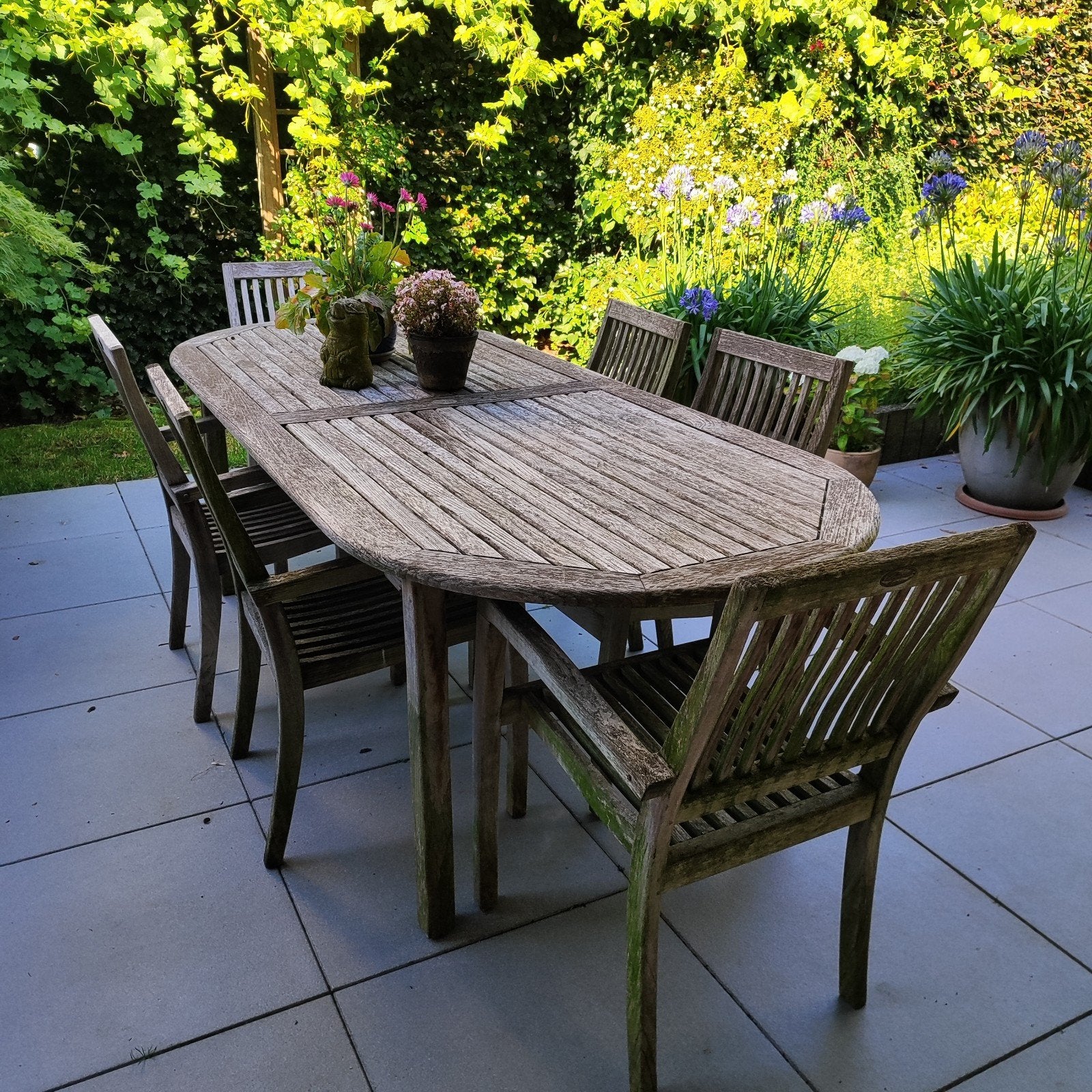 Houten terrastafel; 2.35m op 1.00m. en 6 stoelen., Ophalen