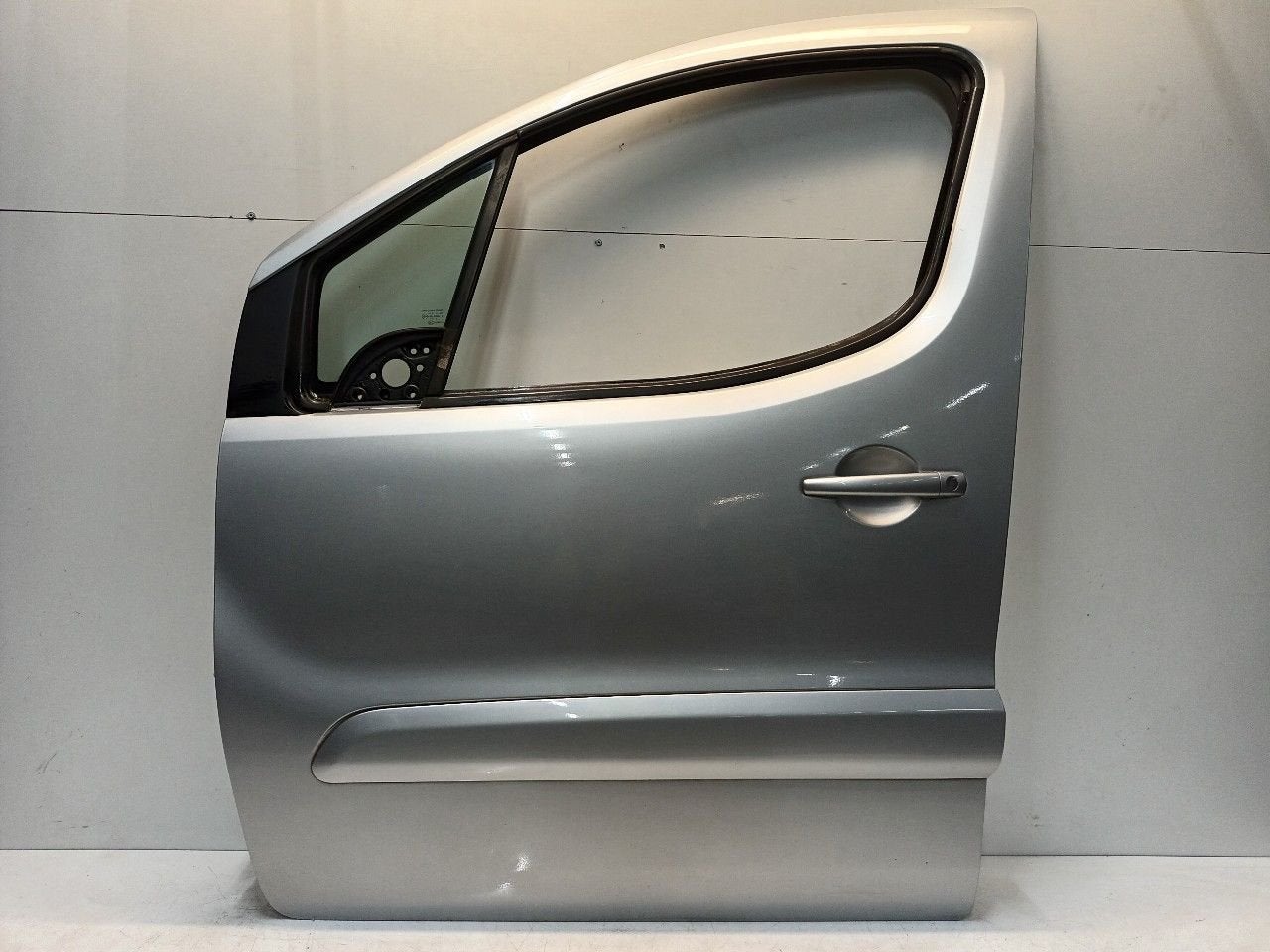 Portier links voor Peugeot Partner, Onderdelen@venauto.nl, Van der Ven Autorecycling B.V., Ettenseweg 76, 4706 PB Roosendaal, The Netherlands