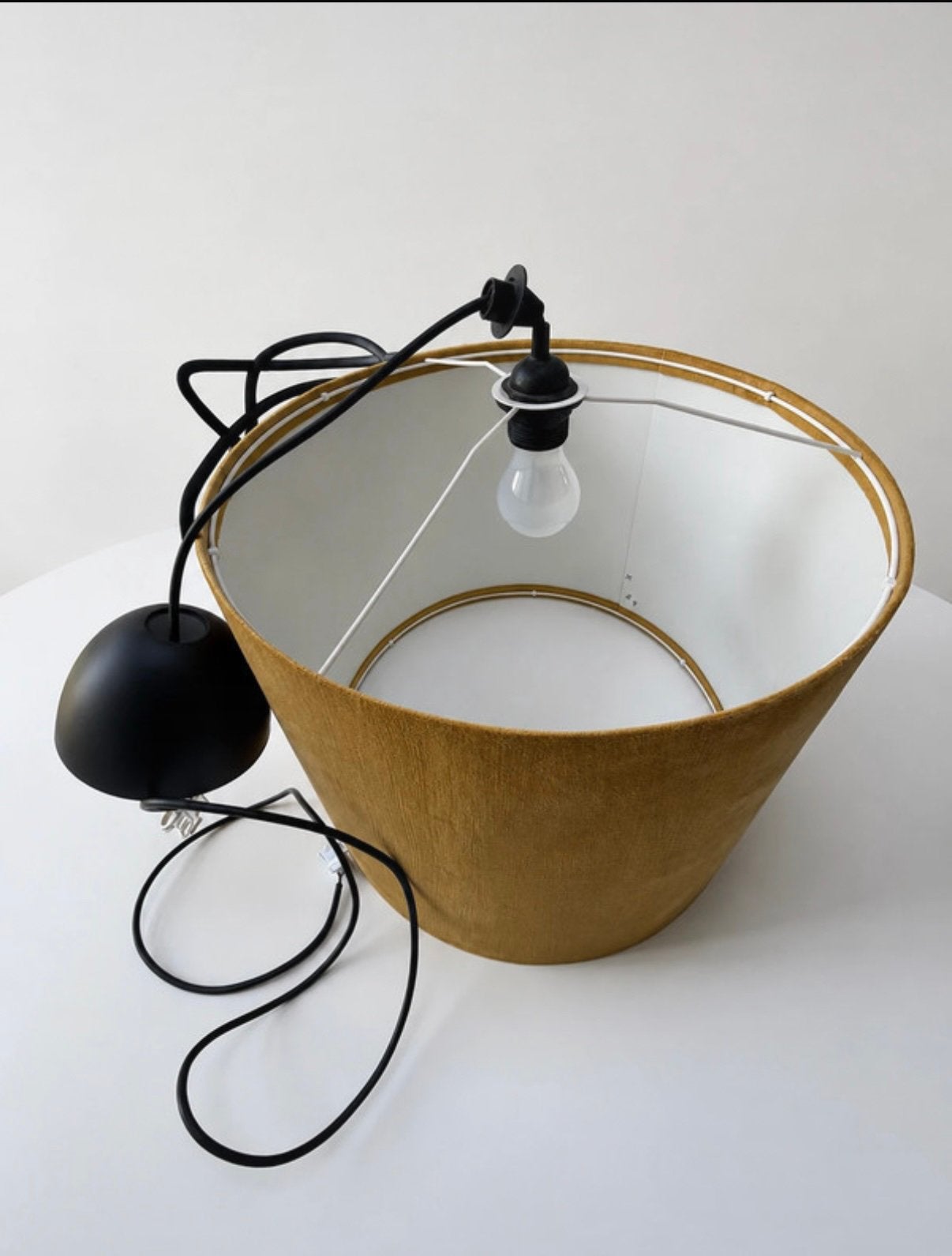 Lampe suspendue avec grand abat-jour en tissu ocre, Maison & Meubles, Suspension, Enlèvement ou Envoi, Textile, Rond