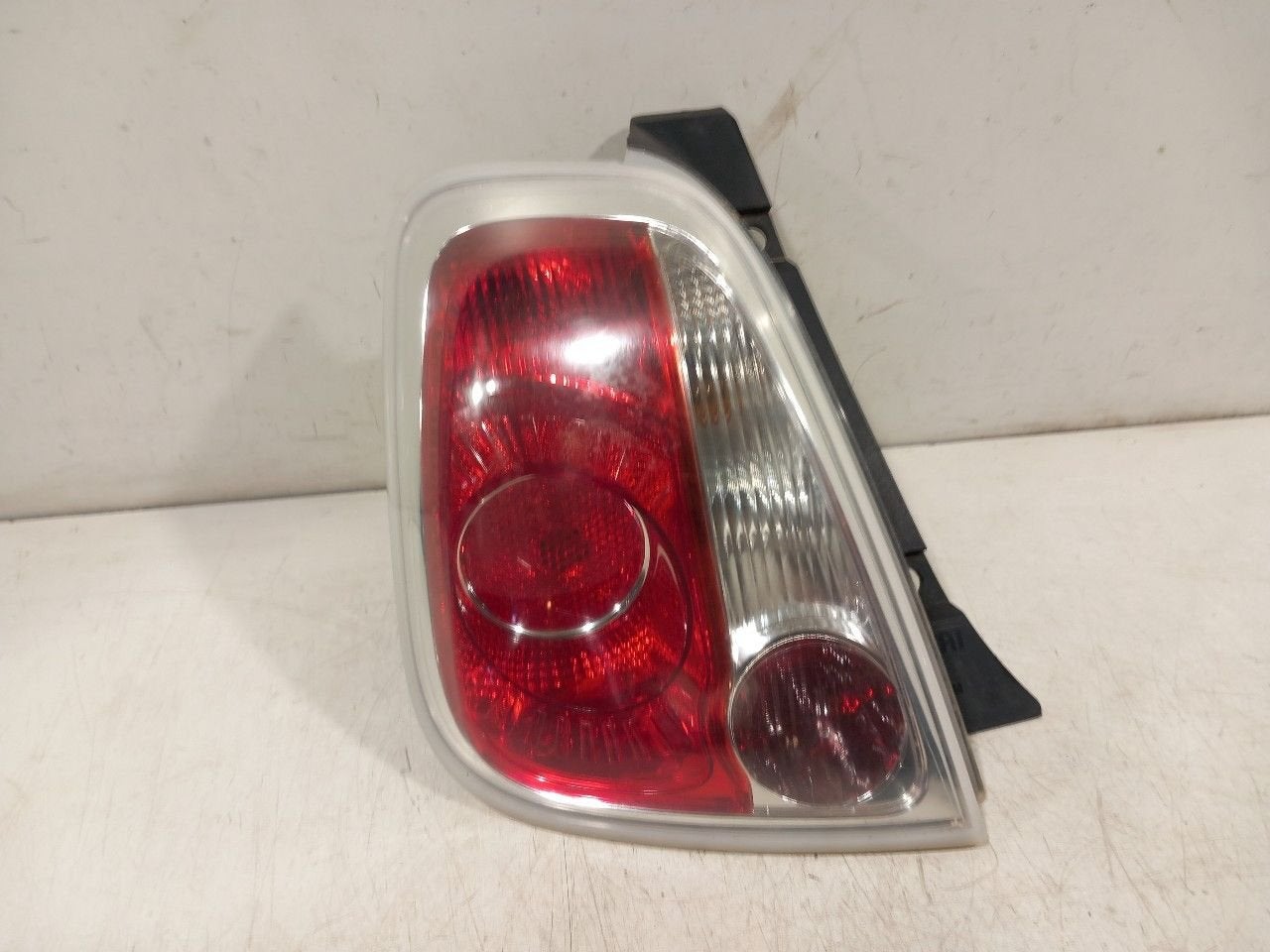 Achterlicht links buiten Fiat 500, Onderdelen@venauto.nl, Van der Ven Autorecycling B.V., Gebruikt, Ettenseweg 76, 4706 PB Roosendaal, The Netherlands