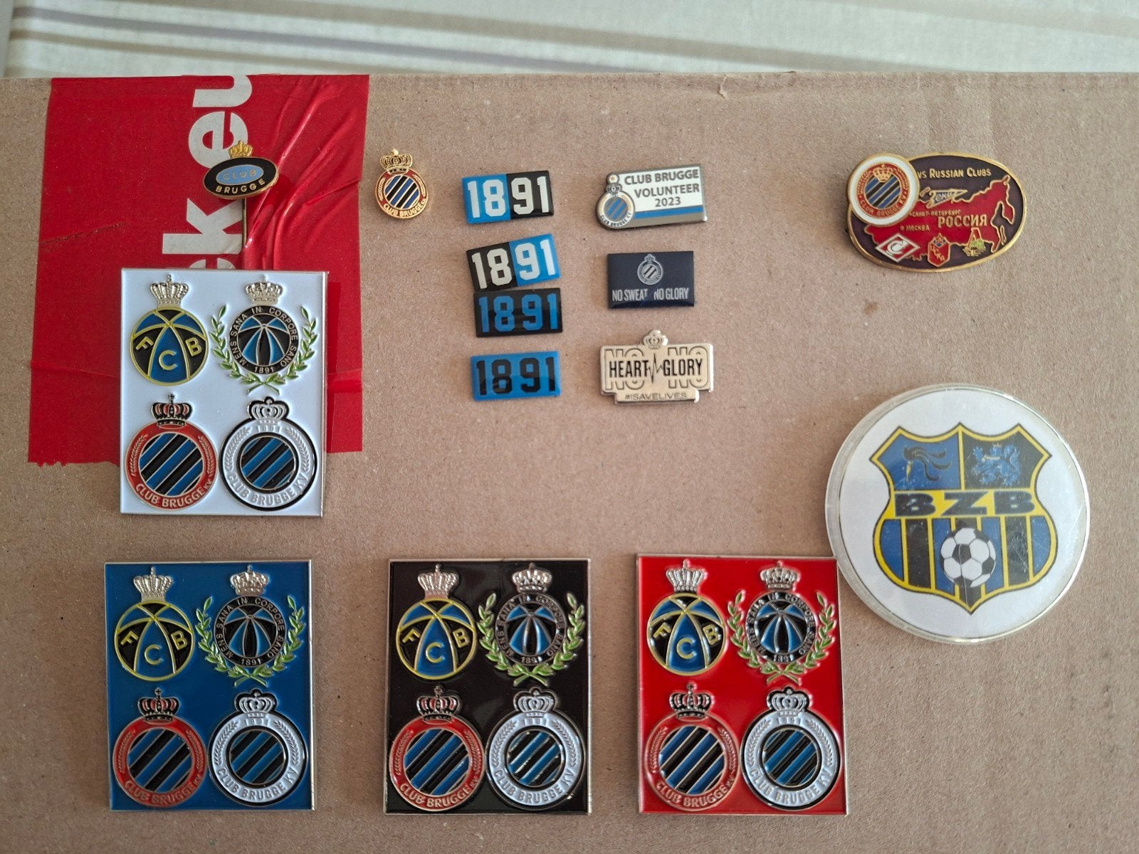 Collection d'épinglettes exclusive du Club de Bruges, Collections, Broches, Pins & Badges, Enlèvement ou Envoi