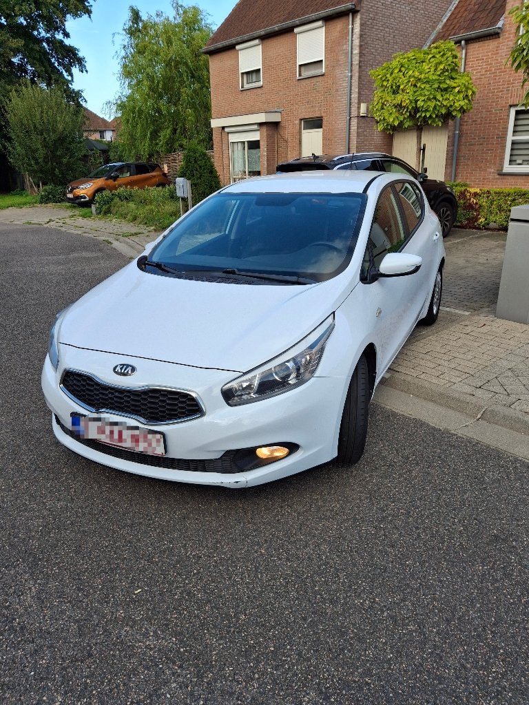 Kia Cee'd 1.4 essence Easy, Autos, Euro 5, Achat, Electronic Stability Program (ESP), Noir