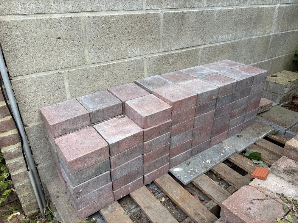 GRATIS: ~2 m² betonklinkers (14,5 x 14,5 cm) - 94 stuks, Tuin en Terras, Ophalen, Klinkers, Zo goed als nieuw, Minder dan 5 m²