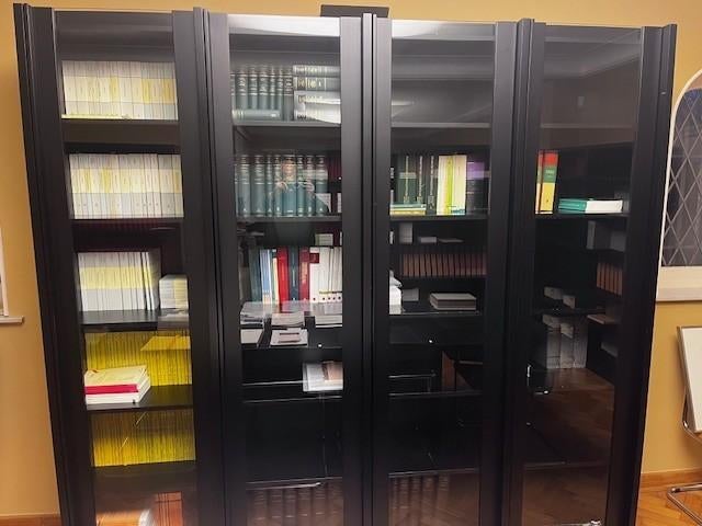 bibliotheekkast en vergadertafel, Avec porte(s), Strak desigh, Comme neuf, Enlèvement