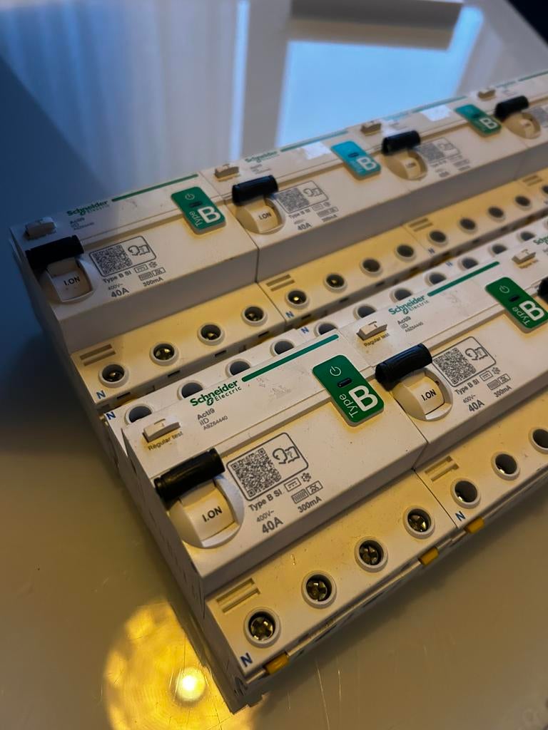 Differentieelschakelaar - 4P - 40A - 30mA - B EV type, Doe-het-zelf en Bouw, Ophalen, Zo goed als nieuw