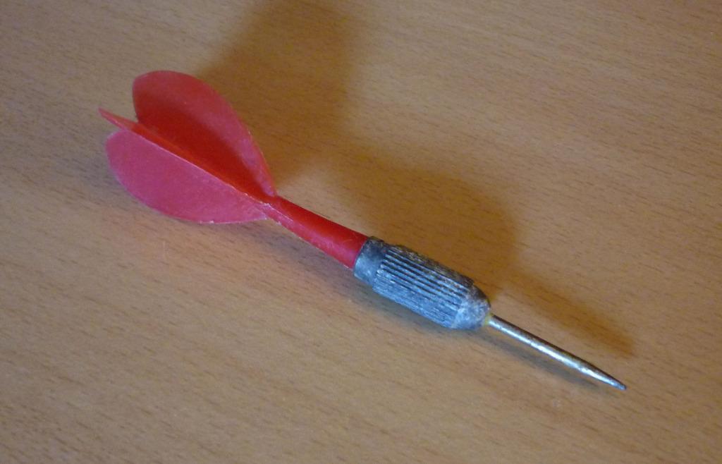 Oude metalen rode dart, Ophalen of Verzenden