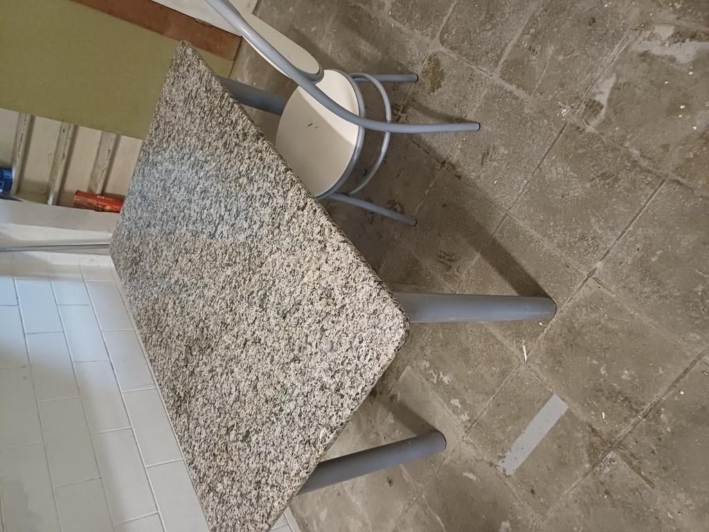 Tafel met marmeren blad en met 4 stoelen, Enlèvement