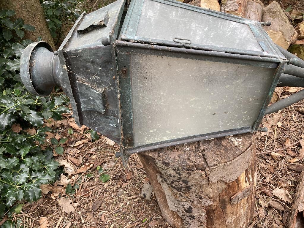 Oude koperen straatlicht, Ophalen