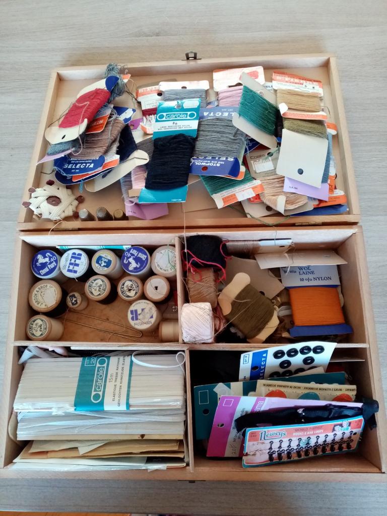 Naaigaren in houten doos 10 €, Hobby en Vrije tijd, Ophalen