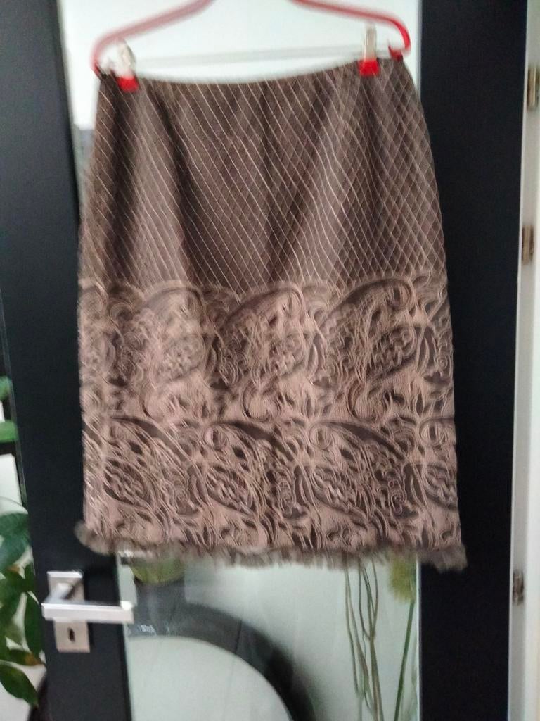 korte rok met franjes onderaan.Caroline Biss.Lengte 65 cm., Enlèvement ou Envoi, Taille 42/44 (L), Beige
