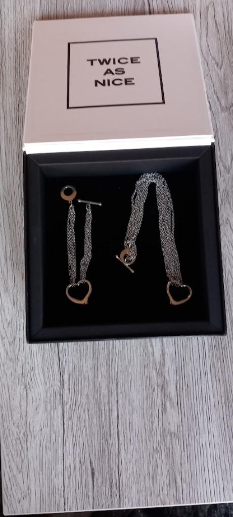 Halsketting en armband Twice as Nice. Nieuw., Overige materialen, Verstelbaar, Nieuw, Ophalen of Verzenden