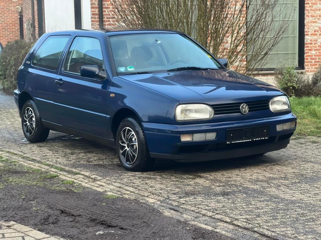 Volkswagen golf 3 1.6 benzine 183000 km 800€, Auto's, Stof, Zwart, Blauw, Bedrijf