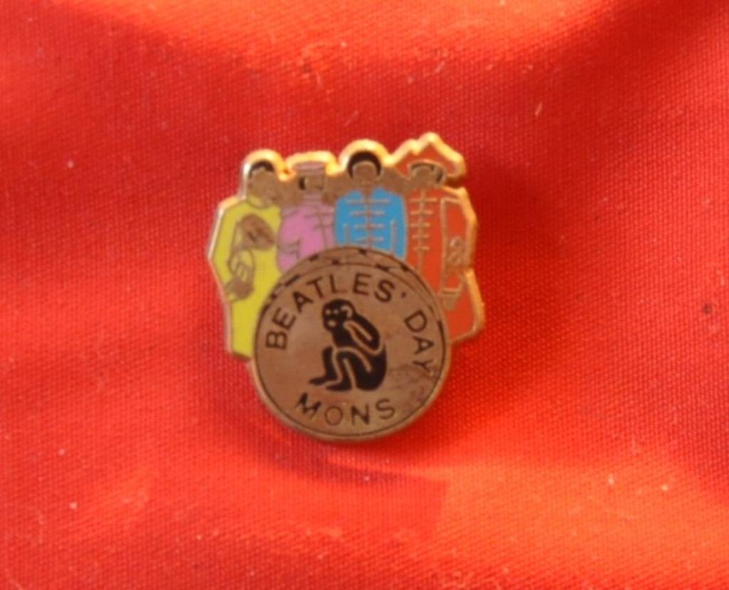 pin's beatle day mons, Collections, Enlèvement ou Envoi, Utilisé, Autres sujets/thèmes, Insigne ou Pin's