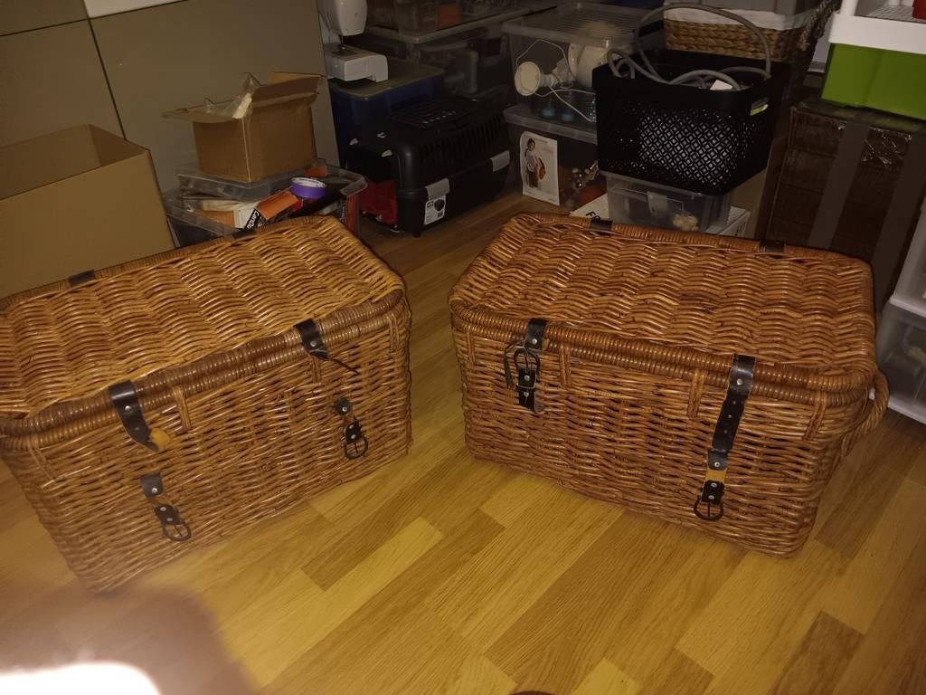 2 rieten manden, Ophalen