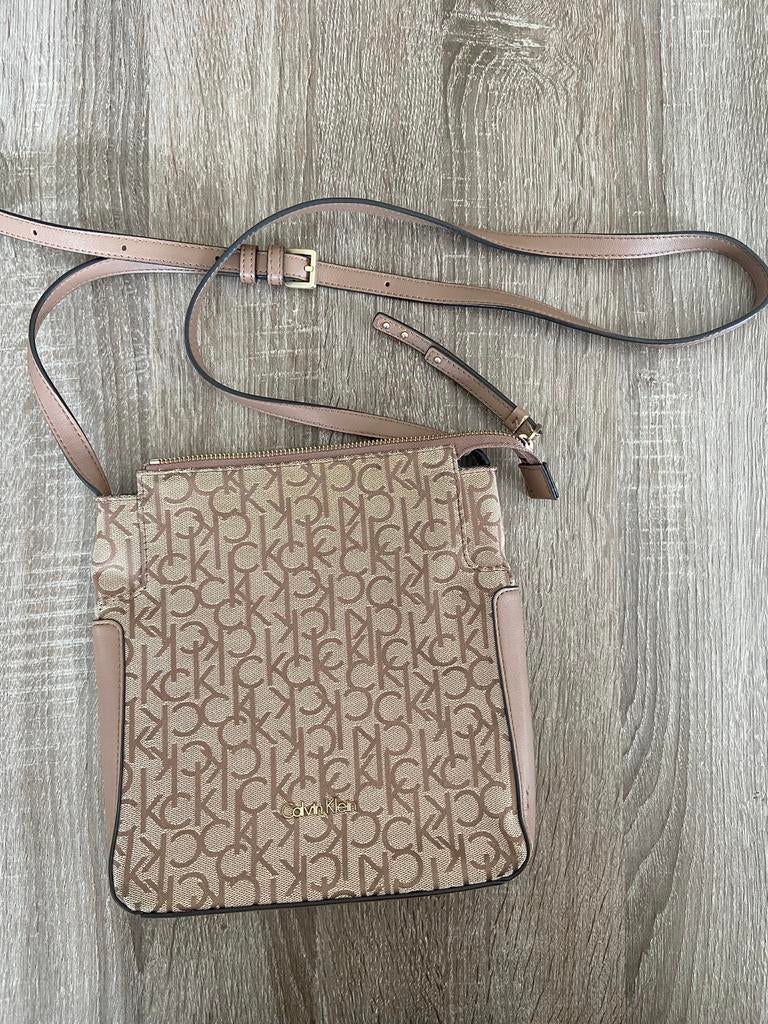 Sac à main Calvin Klein beige quasi neuf., Bijoux, Sacs & Beauté, Sacs | Sacs Femme, Comme neuf