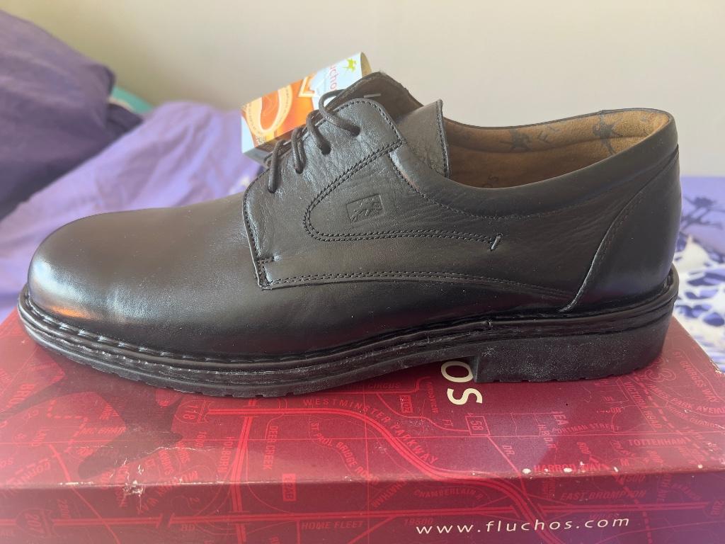 Lage lederen schoenen FLUCHOS, maat EUR: 45, Kleding | Dames, Ophalen, Schoenen met lage hakken, Zwart, Nieuw