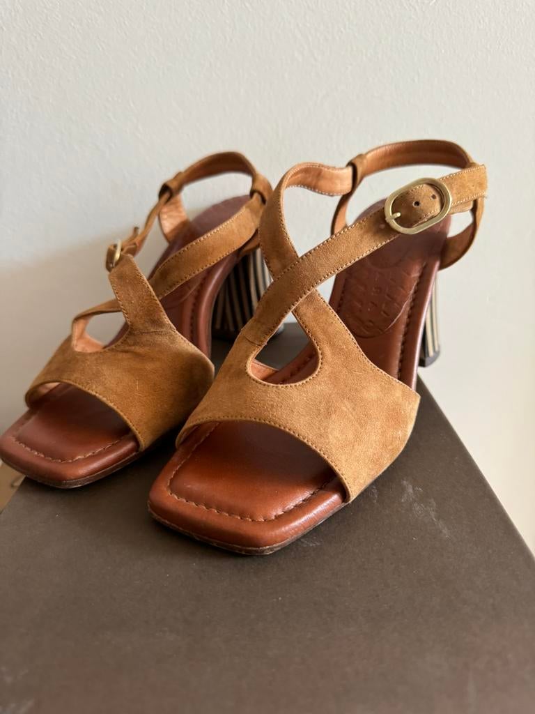 Open pump Chie Mihara, Bruin, Ophalen of Verzenden, Zo goed als nieuw, Schoenen met hoge hakken