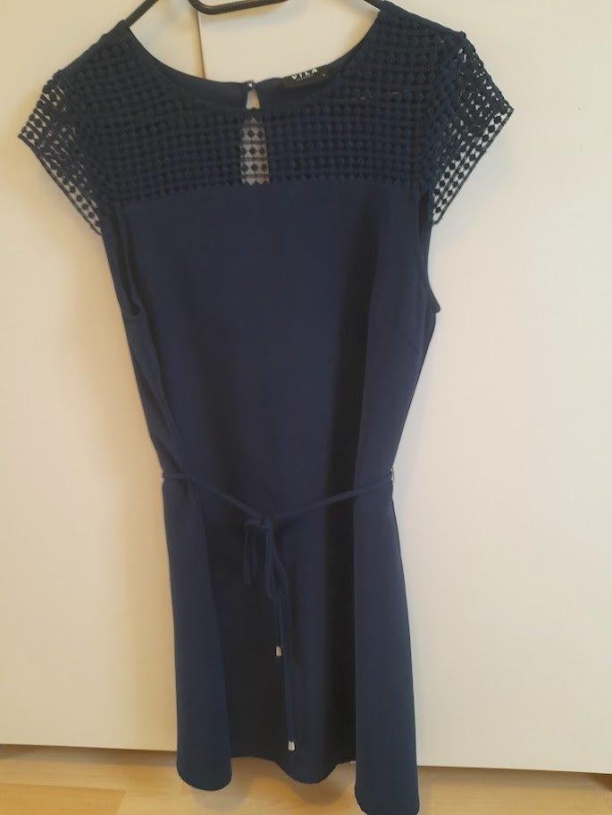 Bleu foncé — Robe VILA à détails en dentelle (taille S), Neuf, Enlèvement ou Envoi, Vila, Bleu