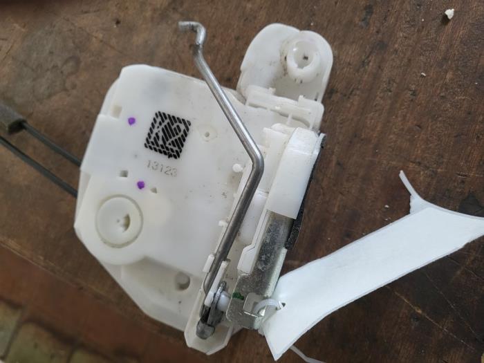 Deurslot Mechaniek 4Deurs links-voor van een Mitsubishi Mira, Gebruikt, -, -, Ophalen of Verzenden