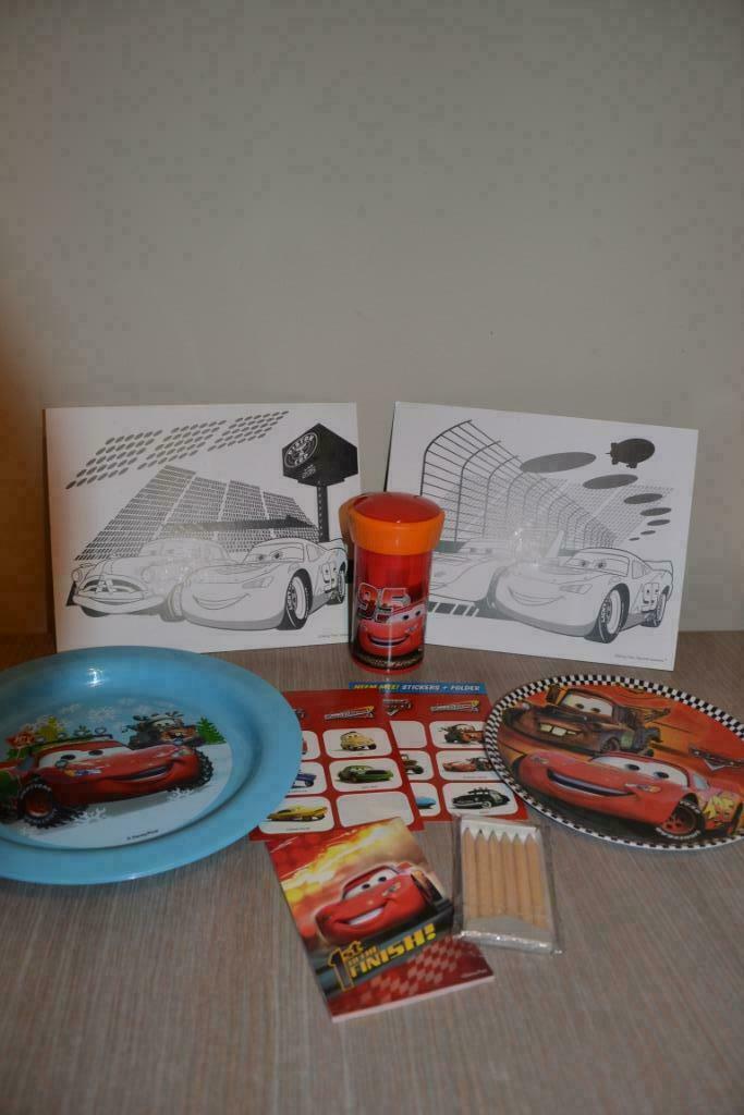 set cars: beker, bord, stickers, boekje, kleurpotloden, Ophalen, Gebruikt, Jongen of Meisje