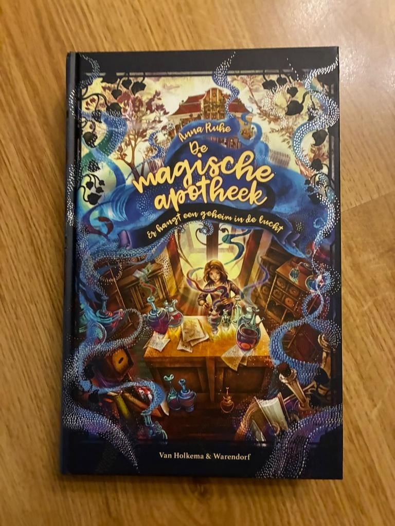 De Magische Apotheek: Er hangt een geheim in de lucht, Ophalen of Verzenden, Zo goed als nieuw, Fictie, Anna Ruhe