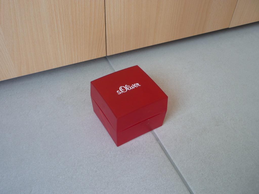 Gratis Rode stevige kunststof geschenkdoos van S. Oliver, Ophalen of Verzenden