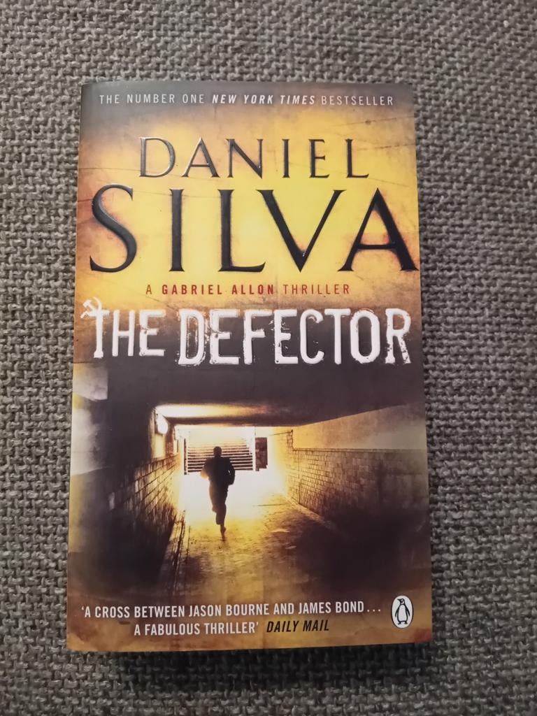 Daniel Silva - The deflector, Boeken, Ophalen of Verzenden, Zo goed als nieuw