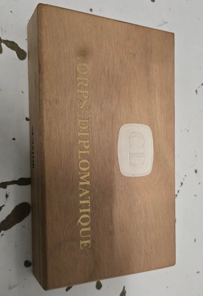 Boîte à cigares bois vintage - Corps Diplomatique "Senator", Ophalen