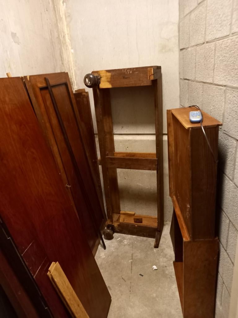 Houte kleren kast, Ophalen